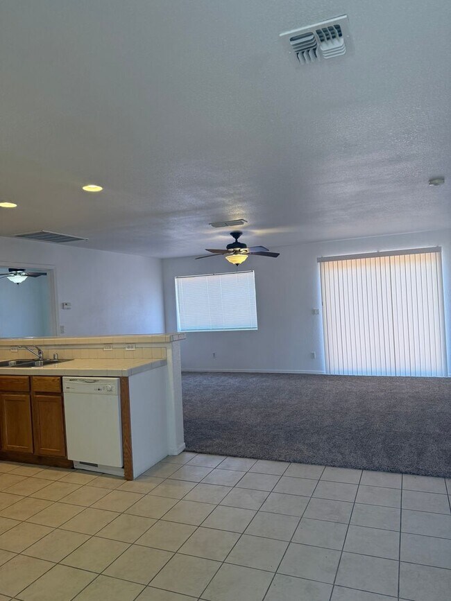 Building Photo - Spacious 3 bedroom 2 bath