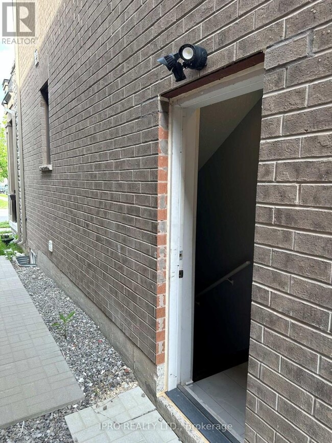 Building Photo - 1412 Sycamore Garden