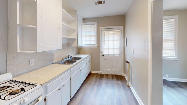 Foto del edificio - Cute and Clean 2 Bedroom/1 Bath, NEW LVP Floors