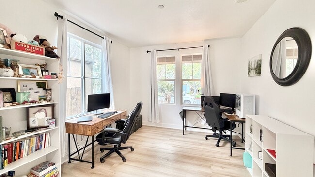 Building Photo - 563 Poets Square