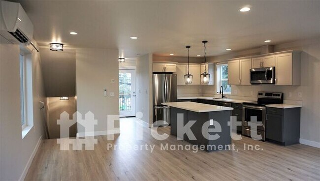 Foto del edificio - 3 Bedroom East Bremerton Home Near Lions Park