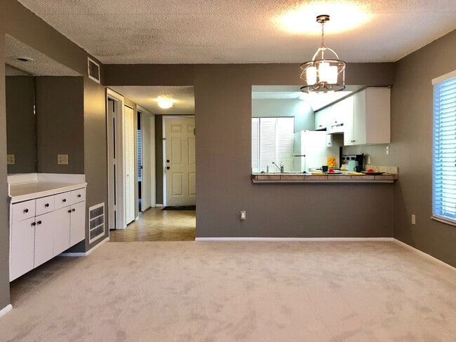 Foto del edificio - First Floor 2/2 Condo at Pine Shadows in O...