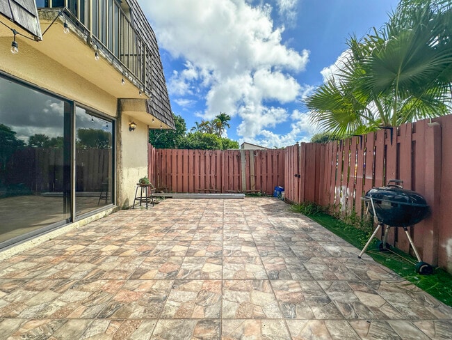 Foto del edificio - 166 Lake Arbor Dr