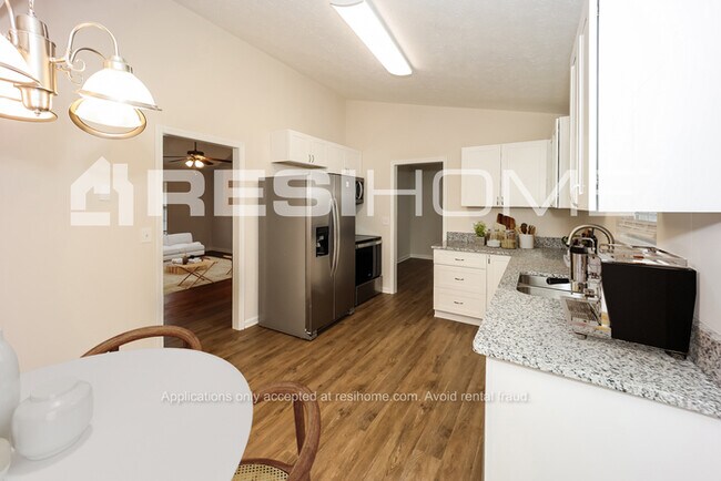 Foto del edificio - 510 Shaggy Hickory Trl