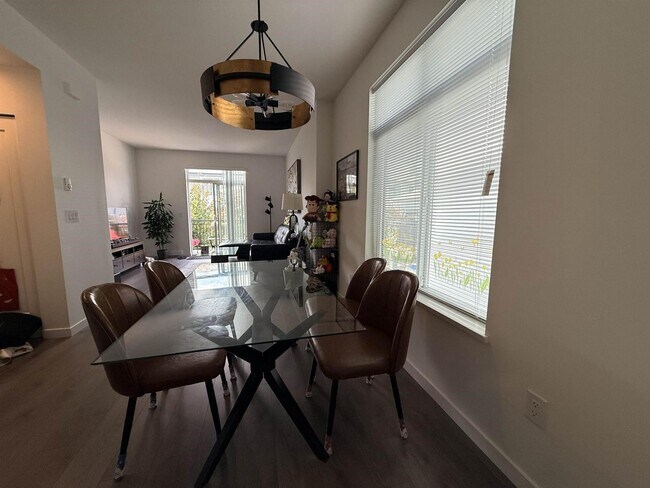 Photo du bâtiment - 15235 Sitka Dr