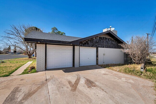 Building Photo - 1300 Bonham Ave