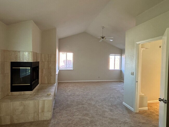Foto del edificio - 5021 Chaparral Ct