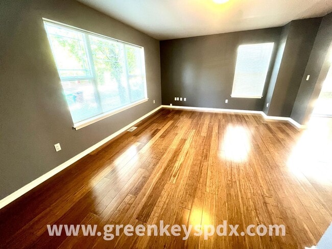 Building Photo - 3 Bedroom, 2.5 Bathroom Townhouse in N Por...