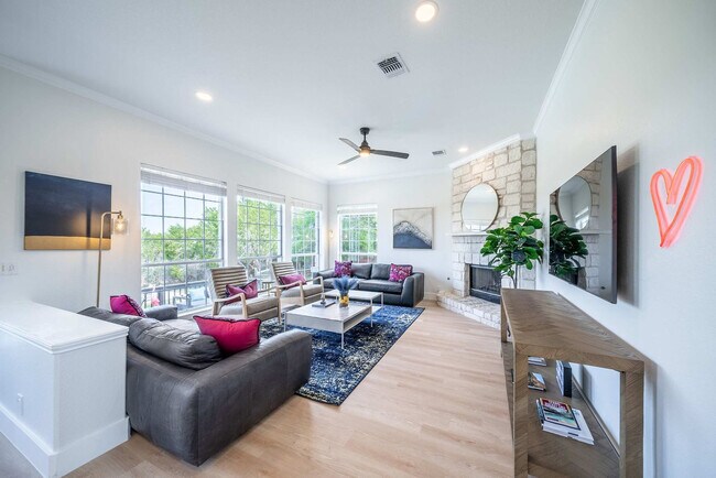 Foto del edificio - 8902 Feather Hill Rd