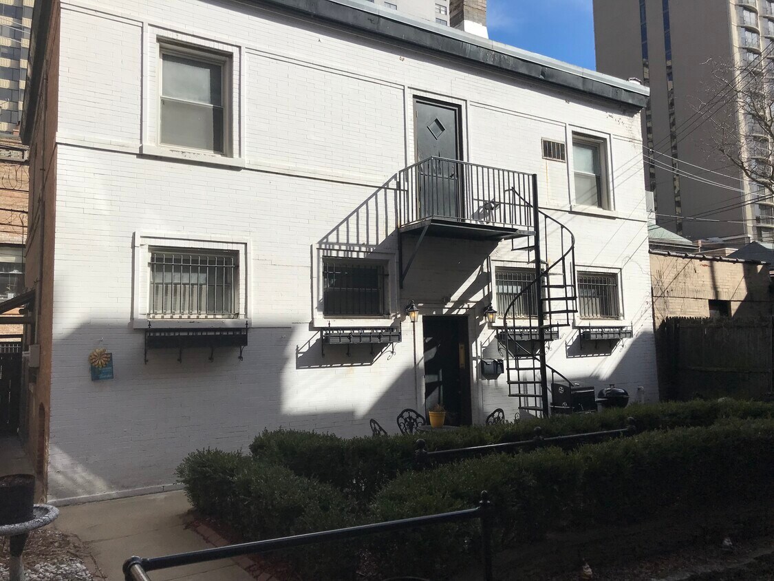 Primary Photo - 1507 N Dearborn Pky