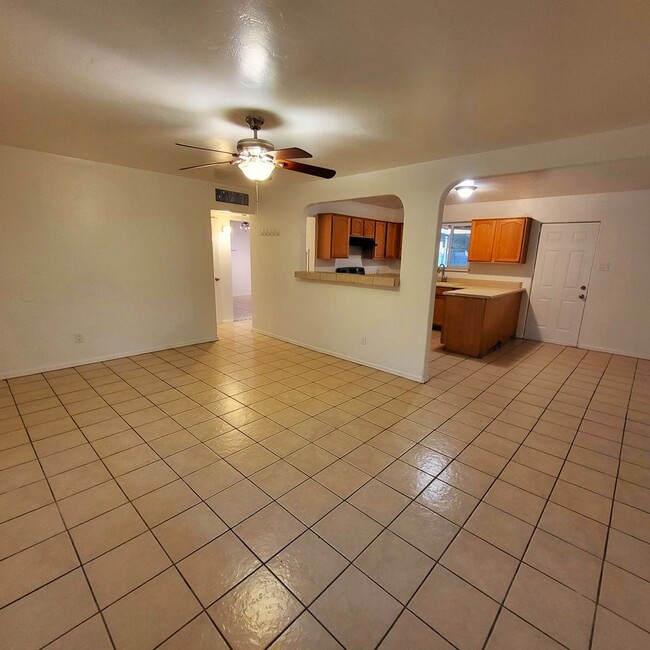 Foto del edificio - AFFORDABLE HOME IN PHOENIX JUST EAST OF DO...