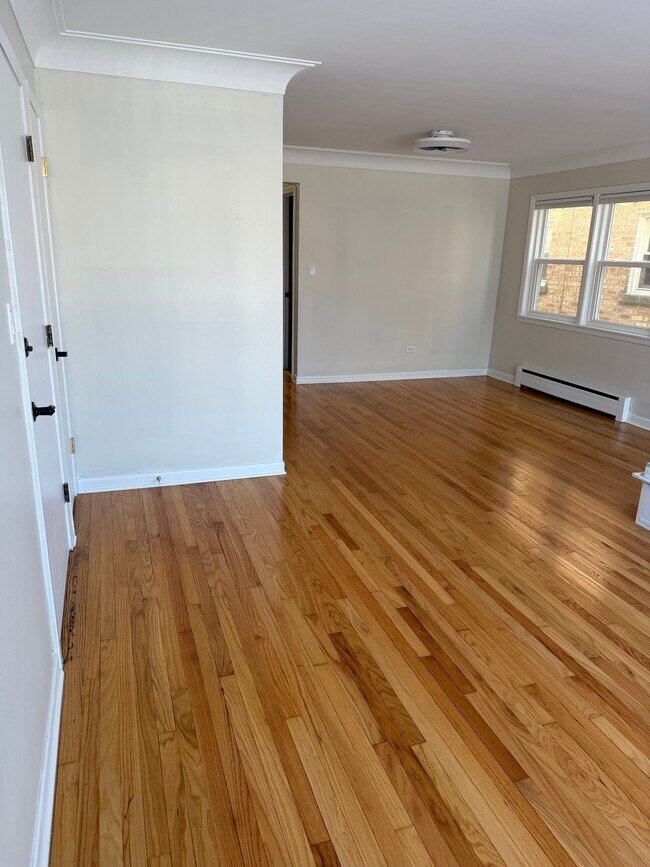 Foto del edificio - 8239 W Irving Park Rd