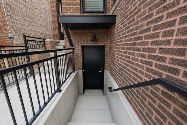 Building Photo - 2442 W Wilson Ave