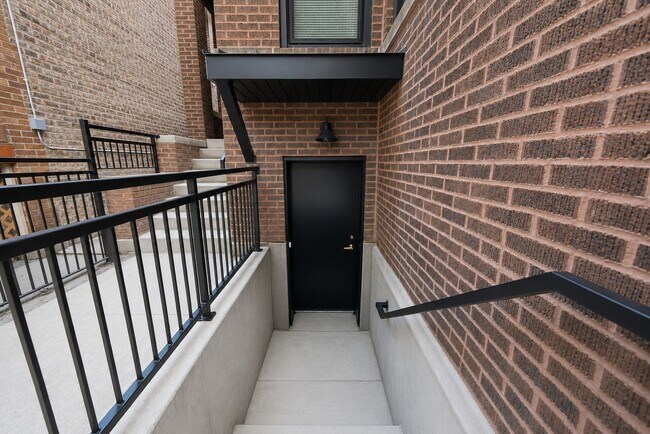 Foto del edificio - 2442 W Wilson Ave