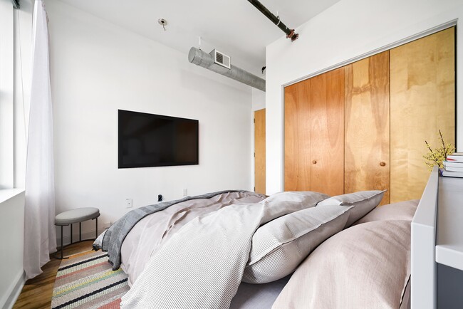 Building Photo - 615 Monroe St