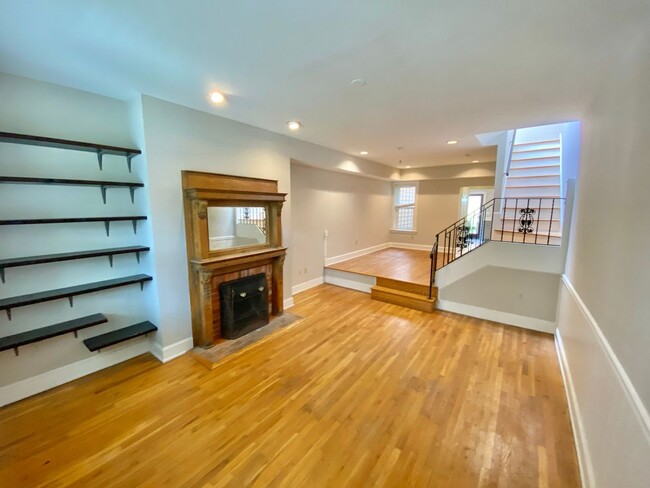 Building Photo - Chic Shaw Townhouse 2bd/2.5 bath with Deco...