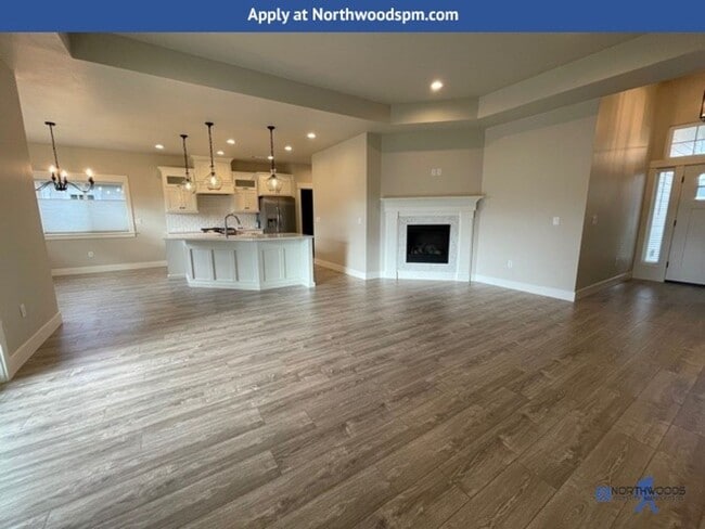 Building Photo - Newer Gorgeous Home in Desirable Neighborhood