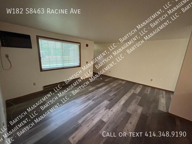 Foto del edificio - W182-S8463 Racine Ave
