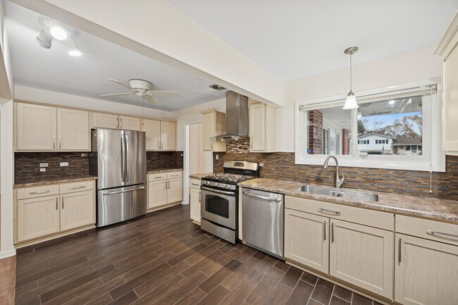 Foto del edificio - 21W225 Coronet Rd