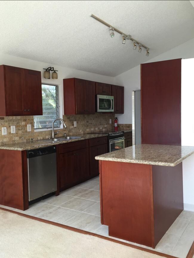 Building Photo - 3 Bedroom, 2 Bath Single Family Home with ...