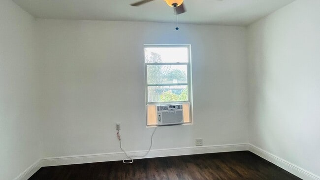 Foto del edificio - 413 N LIVE OAK St