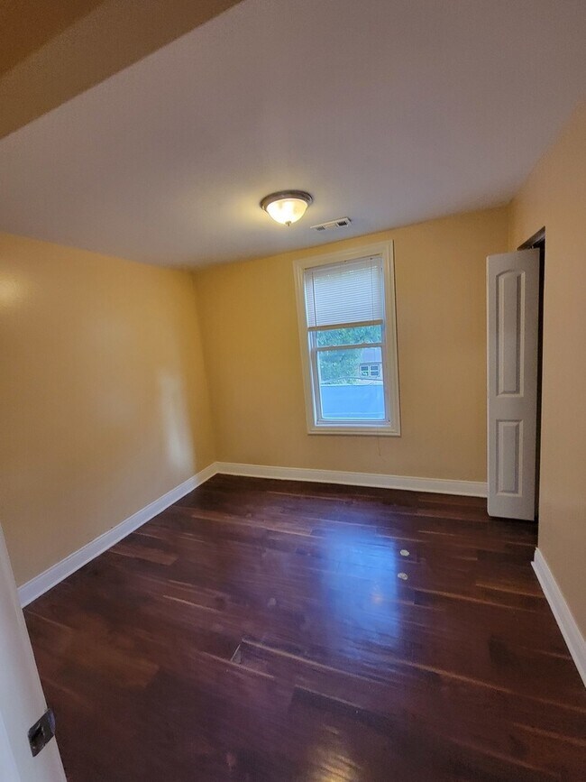 Building Photo - 1056 N Parkside Ave