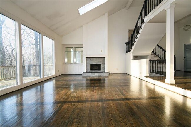 Building Photo - 8240 Grogans Ferry Rd