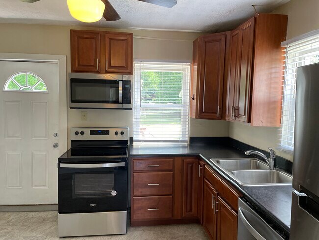 New stainless steel range/oven and microwave - 367 S Bancroft St