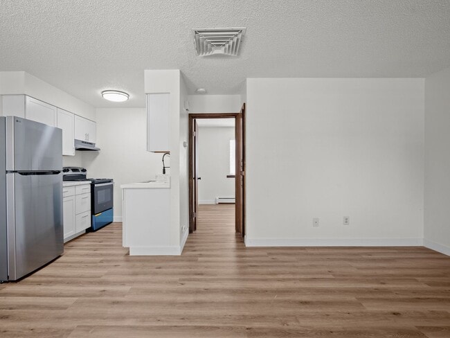 Building Photo - Remodeled 1 Bedroom, 1 Bathroom Apartment- Close to shopping!