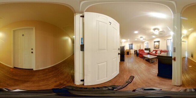 Building Photo - MUST SEE Studio FURNISHED Apartment! Avail...