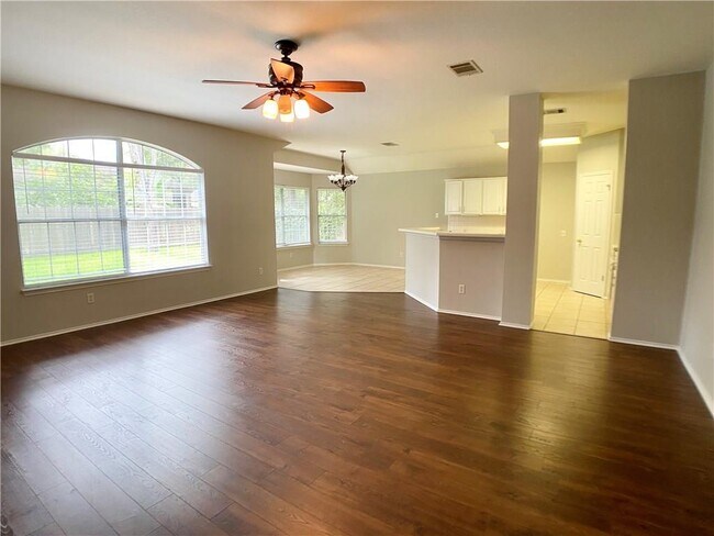Foto del edificio - 5801 Fitchwood Ln