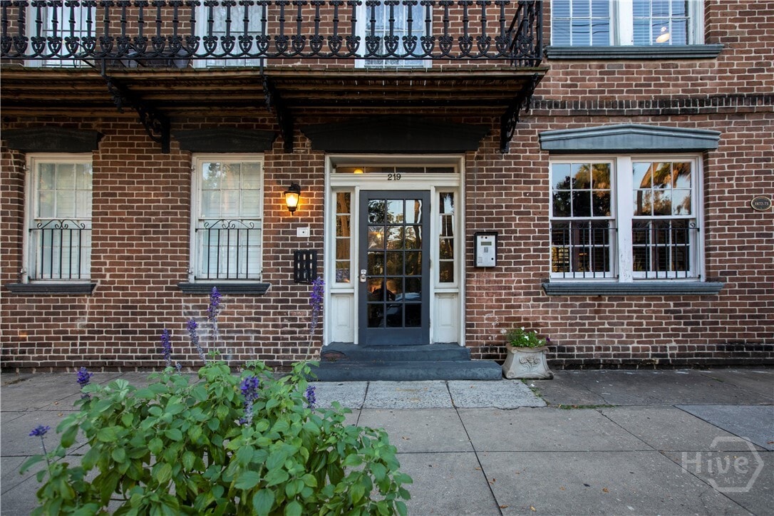Primary Photo - 219 Abercorn St