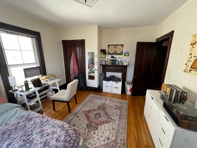 Building Photo - 211 Holland St