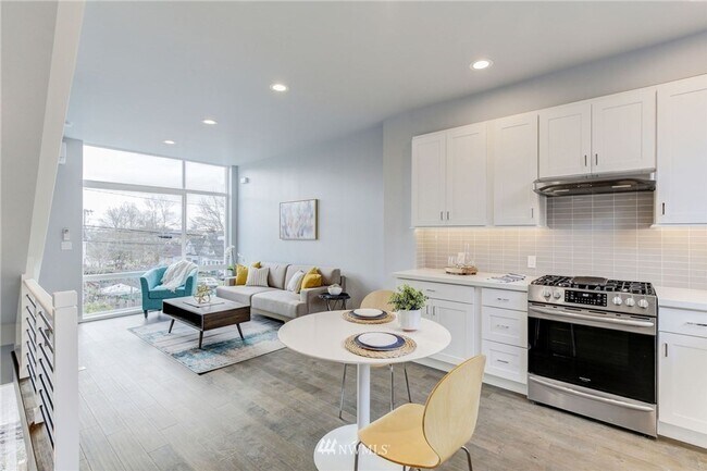 Building Photo - Beautiful 2 Bed 2 Bath Townhouse in Seattle