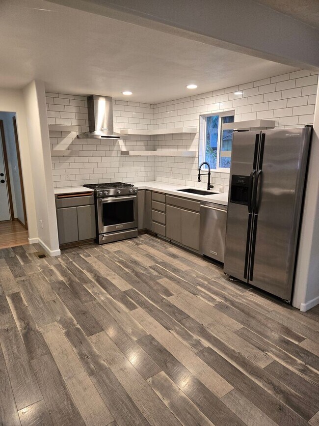 Foto del edificio - Large lot with tons of storage !  3 br , 2...