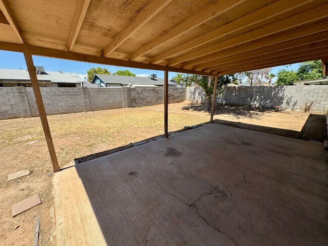 Building Photo - 3 Bedroom / 2 Bath Single Level Home in Ph...