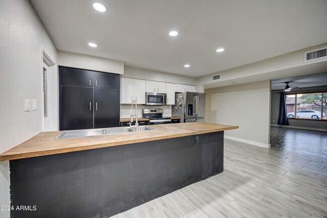 Foto del edificio - 2122 E Radcliffe Dr