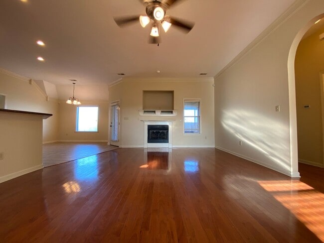 Building Photo - GREAT FLOOR PLAN IN BAYOU VISTA