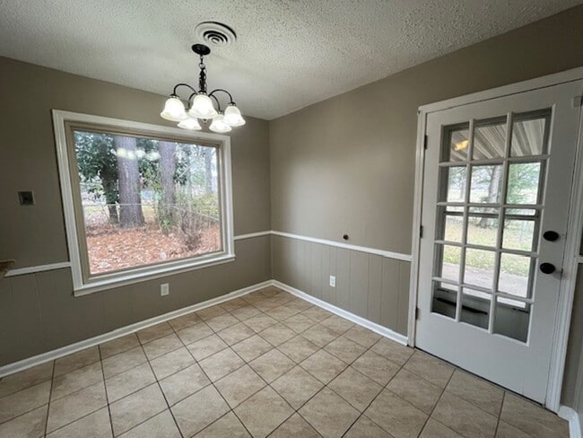 Building Photo - Renovated 3 Bedroom 2 Bath Home with 2 Car Garage for Rent!!