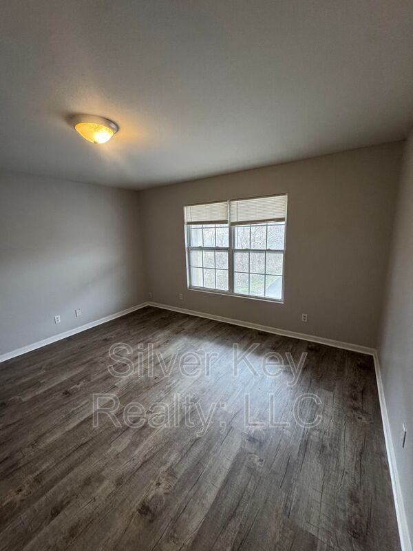 Building Photo - 220 Willow Creek Drive