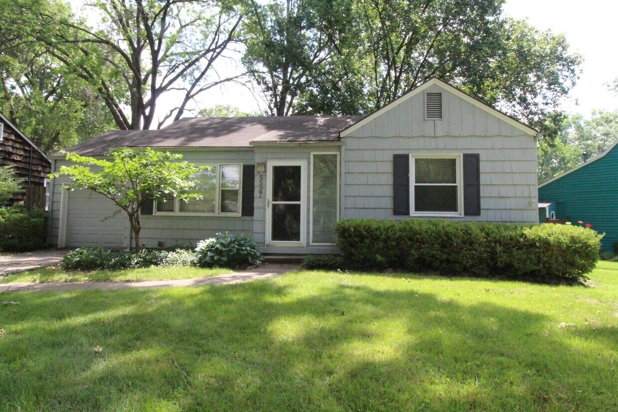 Primary Photo - 2 Bedroom 1 Bath Home in Roeland Park