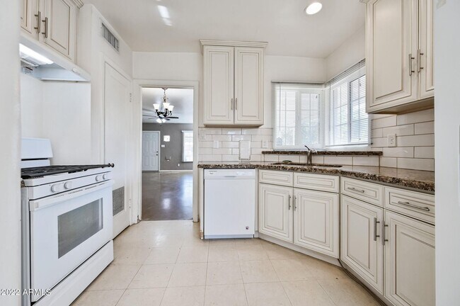 COCINA RENOVADA - 340 E Virginia Cir