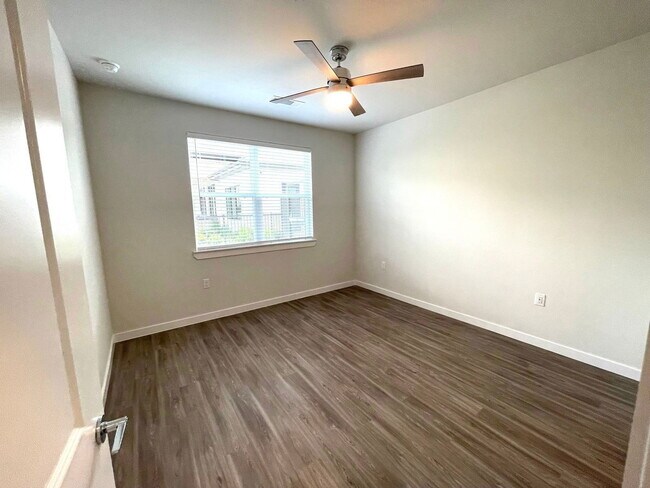 Foto del edificio - 11925 Ring Dr