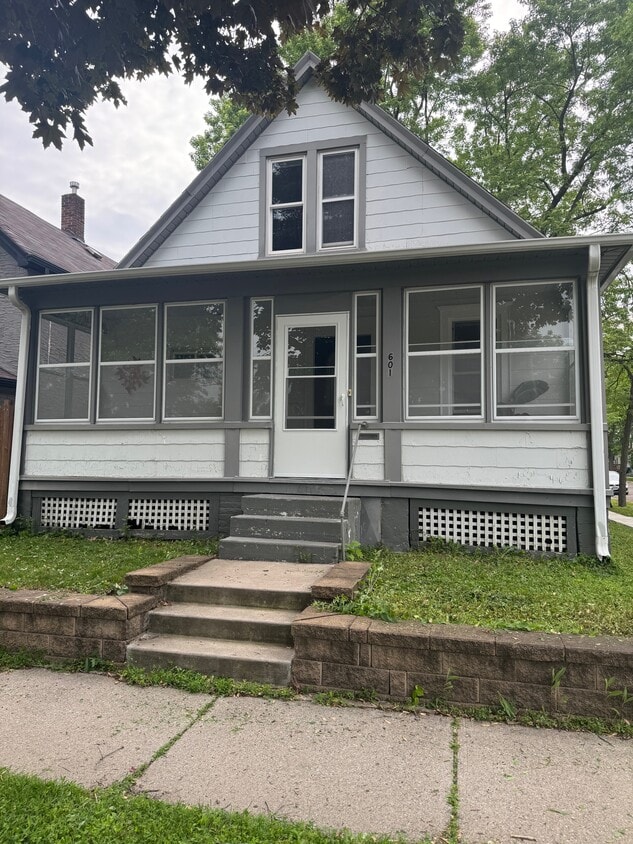 Primary Photo - 601 Bay St