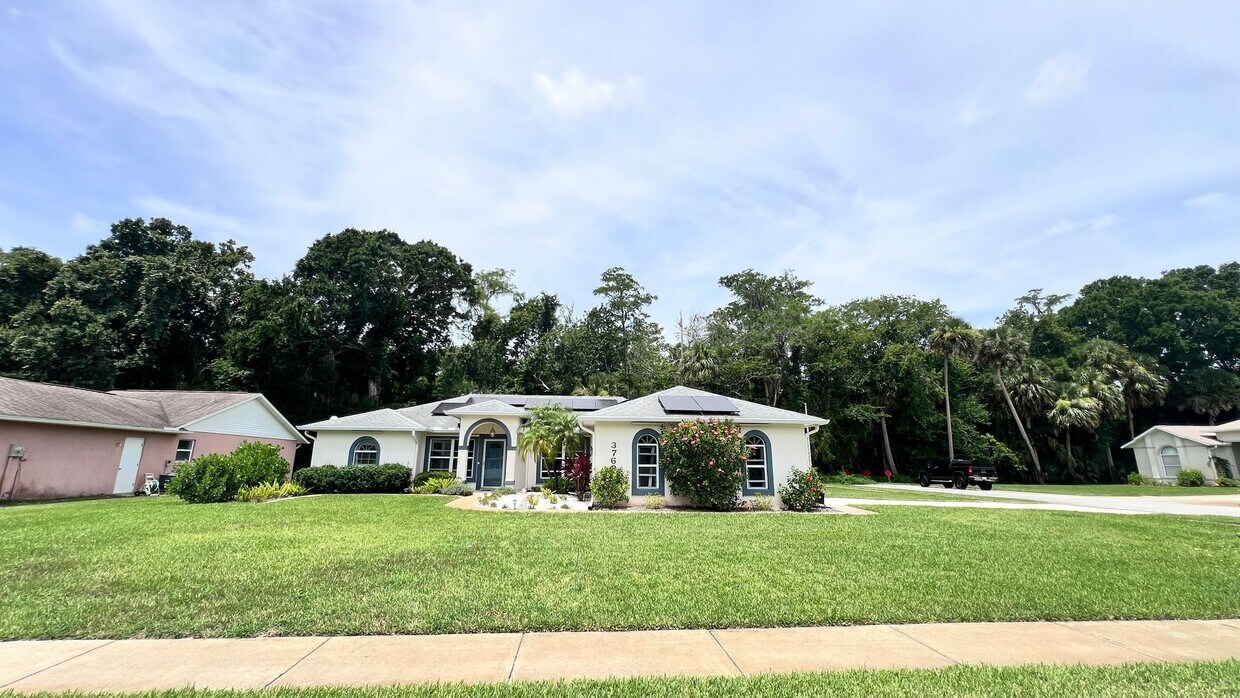 Primary Photo - Charming 3BR Home with Large Living Area –...