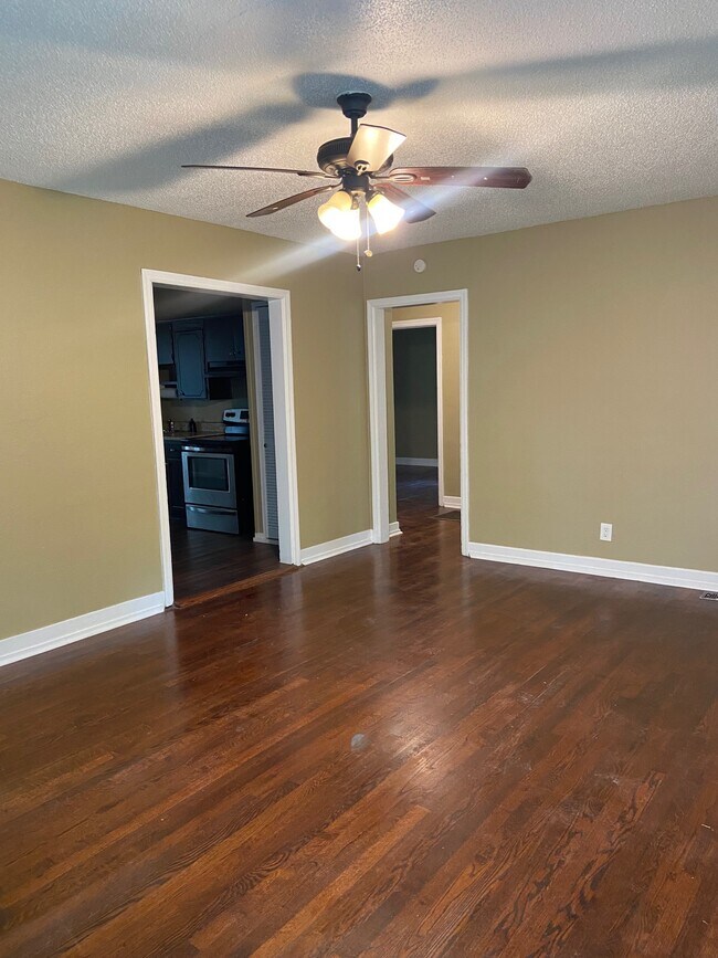 Building Photo - 600 9th Ct S