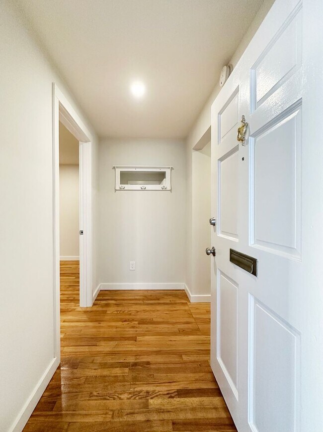 Building Photo - 1Bd/1Ba Seattle Duplex