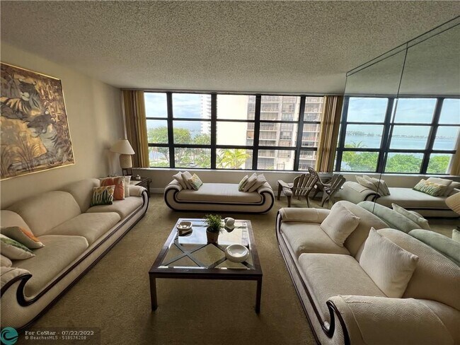 Building Photo - 1440 Brickell Bay Dr