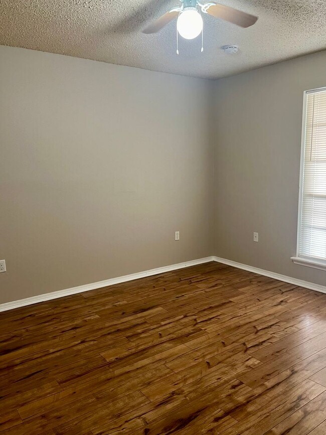 Foto del edificio - 3 bed/ 2 bath off Millerville @ Old Hammon...
