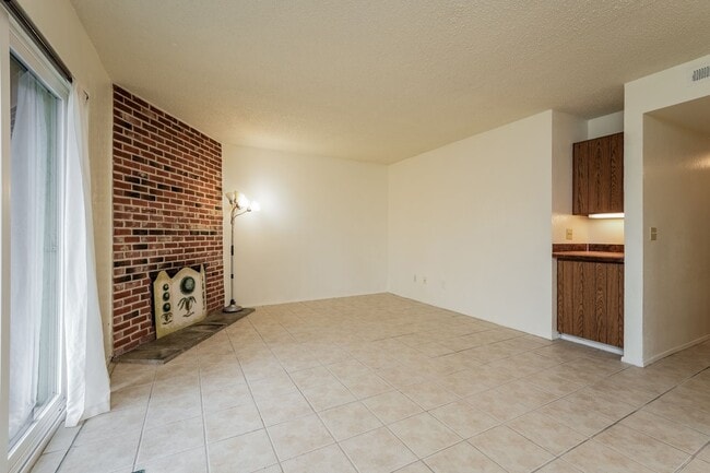 Foto del edificio - 2 Bedroom 2 Bathroom Sits Right on the Shore of Lake Beverly